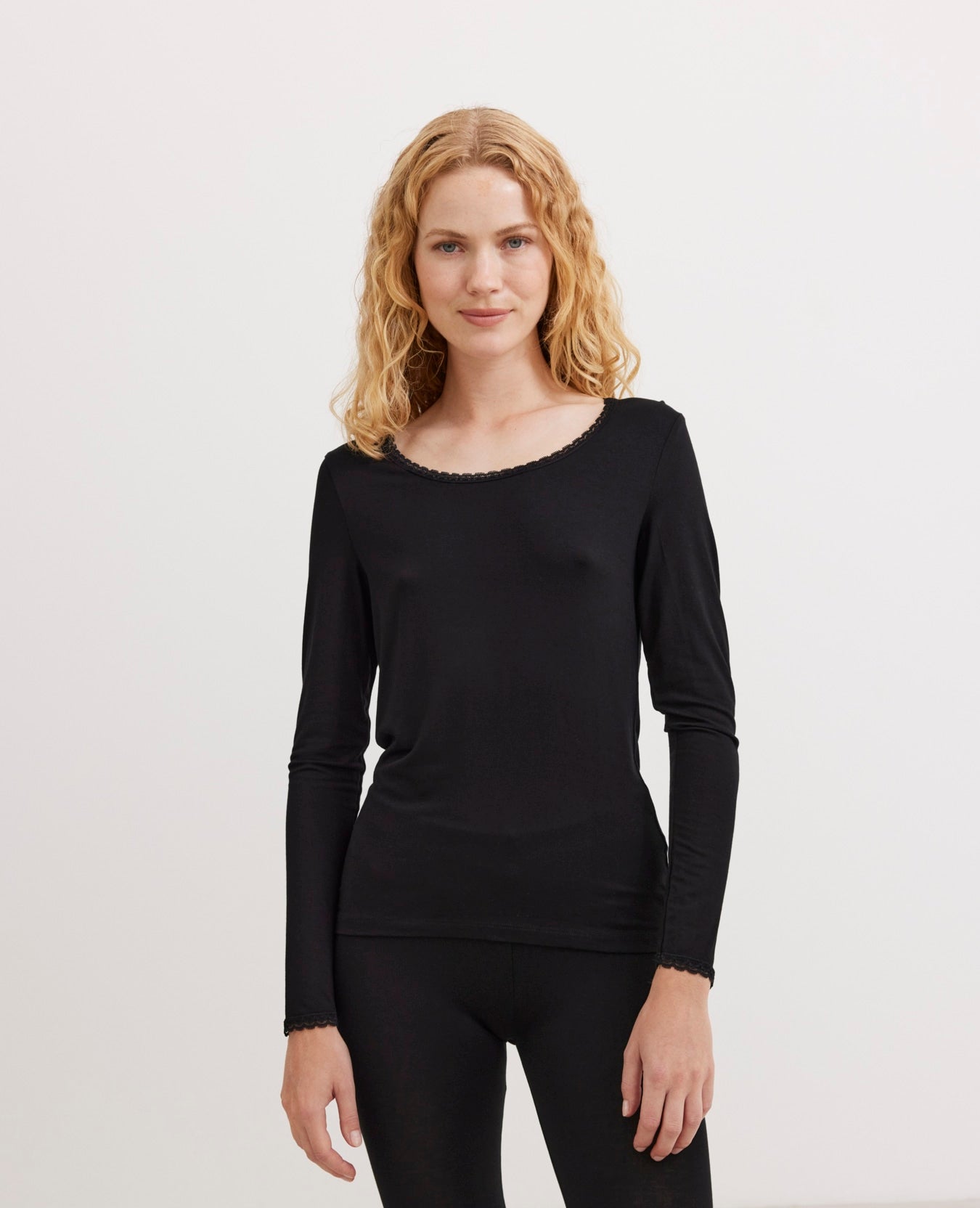 ALMANN BASIS BLUSE I JERSEY MED BLONDEKANT
